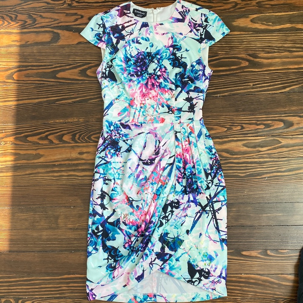 bebe Floral Cap Sleeve Spring Dress, Size 0, Pretty Pleating, Very Flattering!